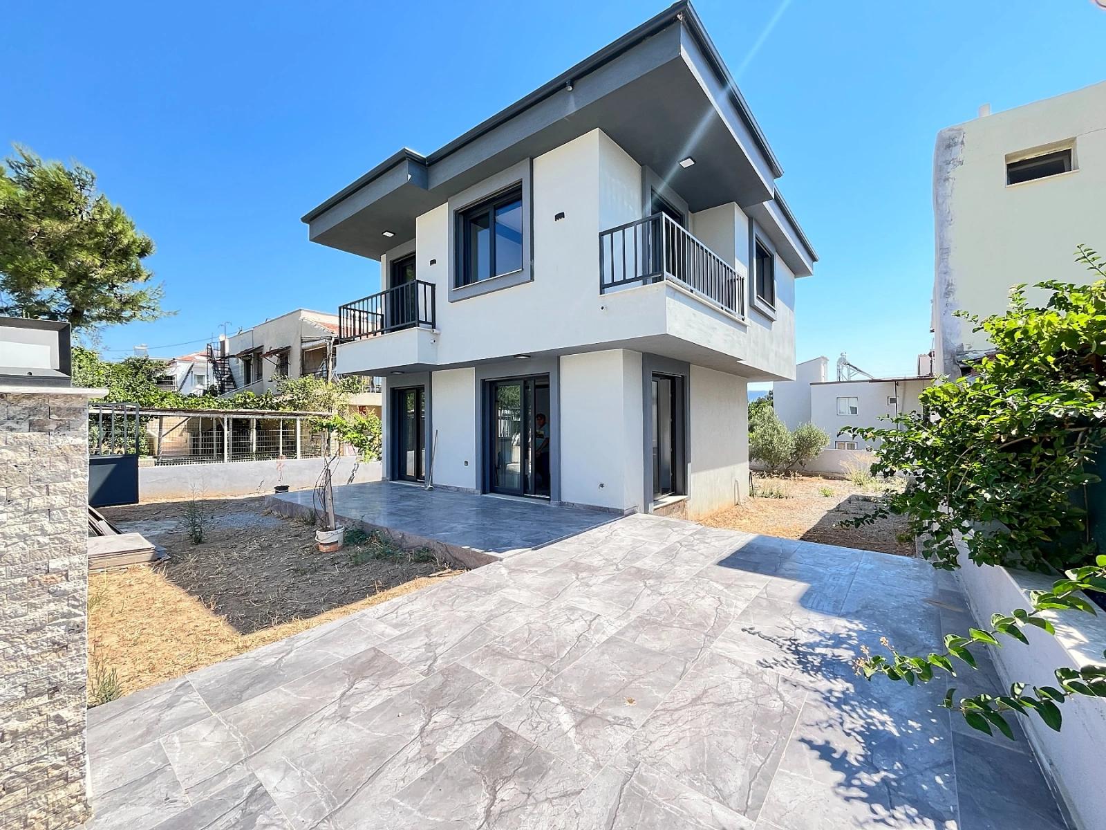 Freistehende Villa Mit 3 Schlafzimmern Und Einem Zusätzlichen Zimmer (elternschlafzimmer) Auf Einem 390 M² Großen Garten In Seferihisar Doganbey Zu Verkaufen