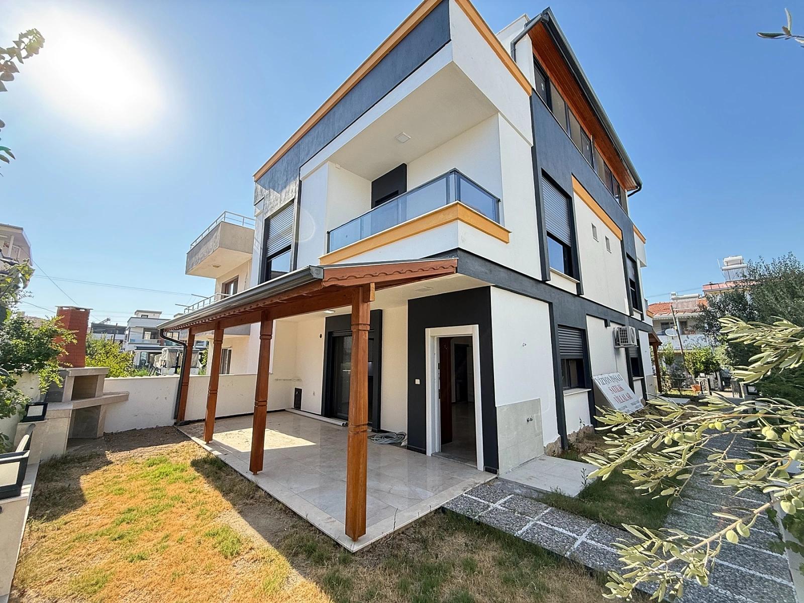 3+1 Villa Mit Brandneuem Garten In Seferihisar Doğanbey, In Meeresnähe, Zu Verkaufen