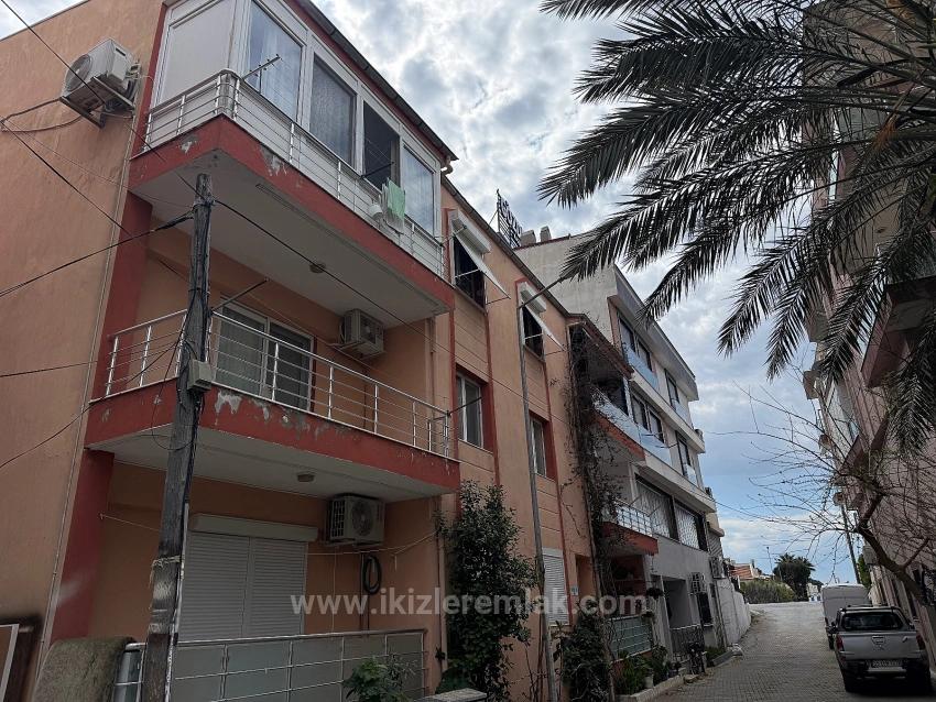 2+1 Wohnung Zum Verkauf Im Zentrum Von Seferihisar Ürkmez, 80 M2, 200 M Vom Meer Entfernt.