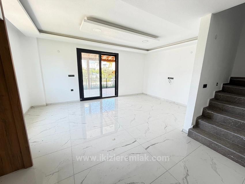 Brandneue 3+1-Zimmer-Villa Mit Großzügigem Garten In Meeresnähe In Doğanbey, Seferihisar Zu Verkaufen