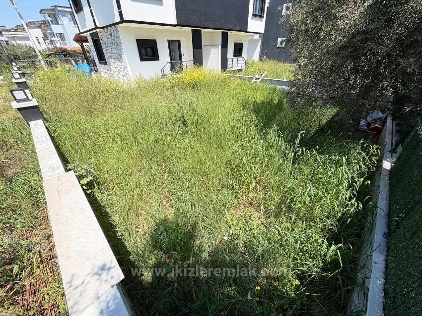 Brandneue 3+1-Zimmer-Villa Mit Großzügigem Garten In Meeresnähe In Doğanbey, Seferihisar Zu Verkaufen