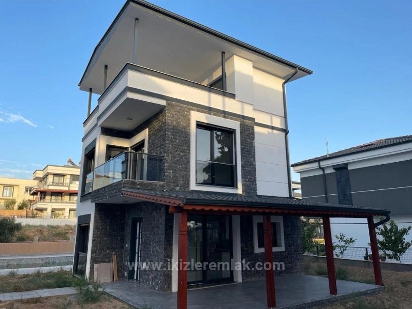 Brandneue Freistehende 3+1 Villa Mit Privatem Pool In Doğanbey, Seferihisar Zu Verkaufen.