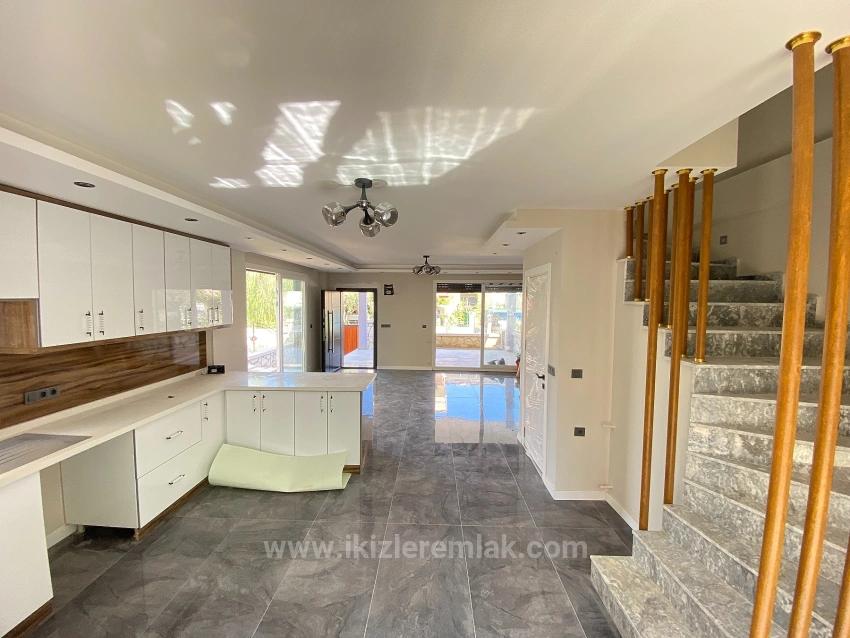 Brandneue, Freistehende Luxusvilla Mit 3 Schlafzimmern Und Einem Zusätzlichen Zimmer In Doğanbey, Seferihisar, Zu Verkaufen.