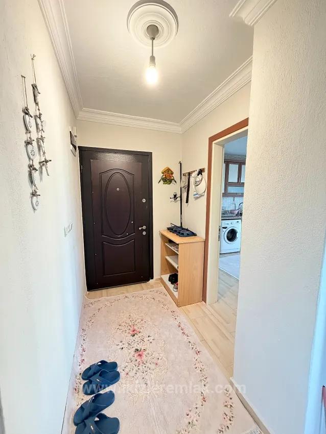 In Ürkmez, 400 M Vom Meer Entfernt, Separate Küche, Geräumiges 2+1 Voll Möbliertes Apartment