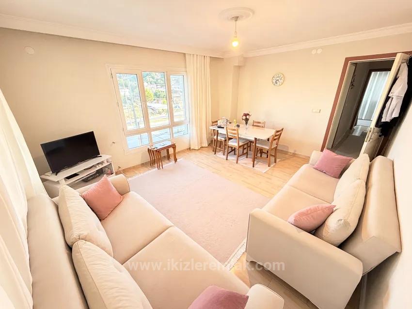 In Ürkmez, 400 M Vom Meer Entfernt, Separate Küche, Geräumiges 2+1 Voll Möbliertes Apartment