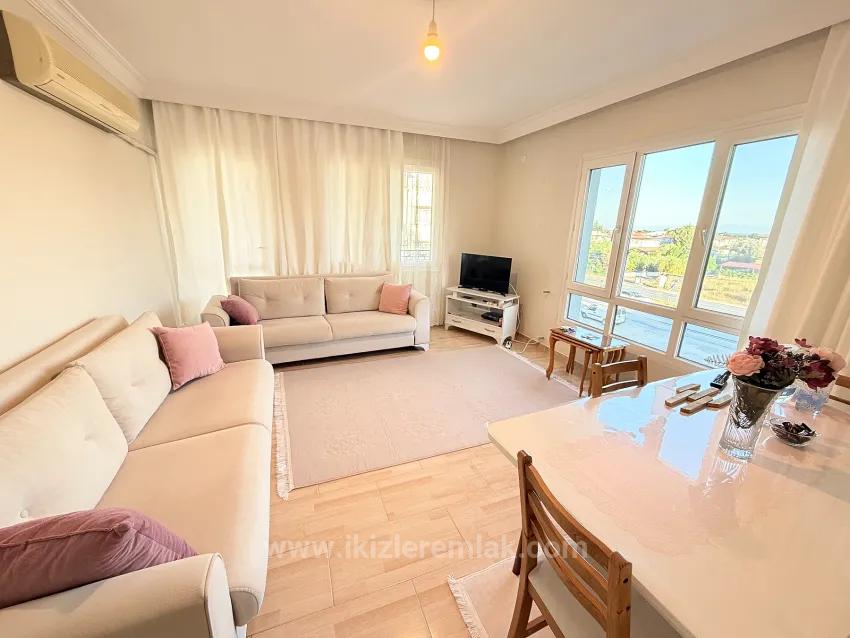 In Ürkmez, 400 M Vom Meer Entfernt, Separate Küche, Geräumiges 2+1 Voll Möbliertes Apartment
