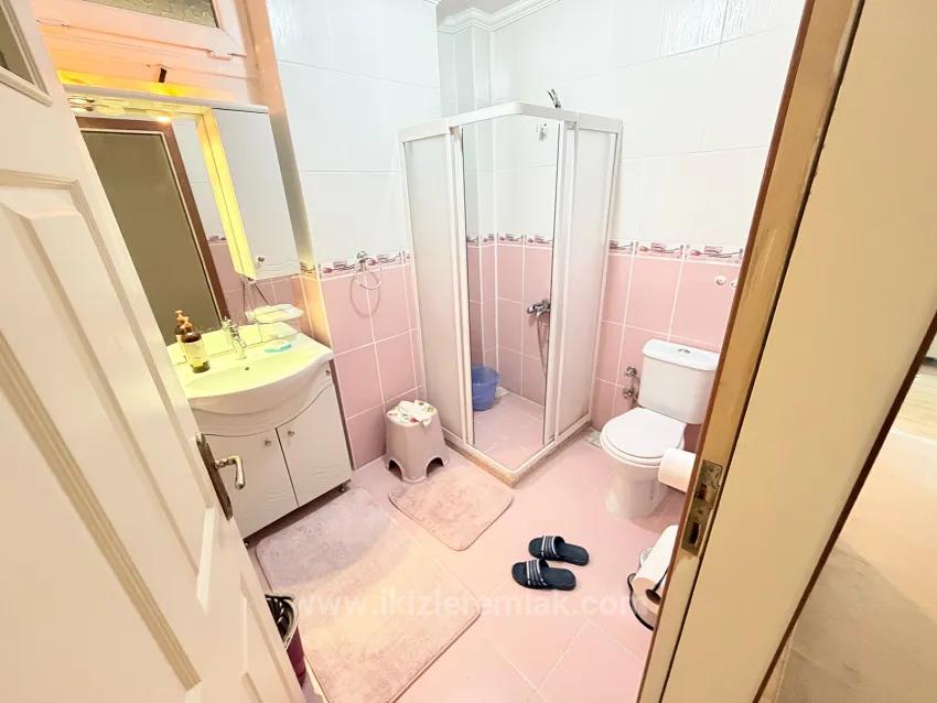 In Ürkmez, 400 M Vom Meer Entfernt, Separate Küche, Doppelbalkon, Geräumiges 2+1 Apartment