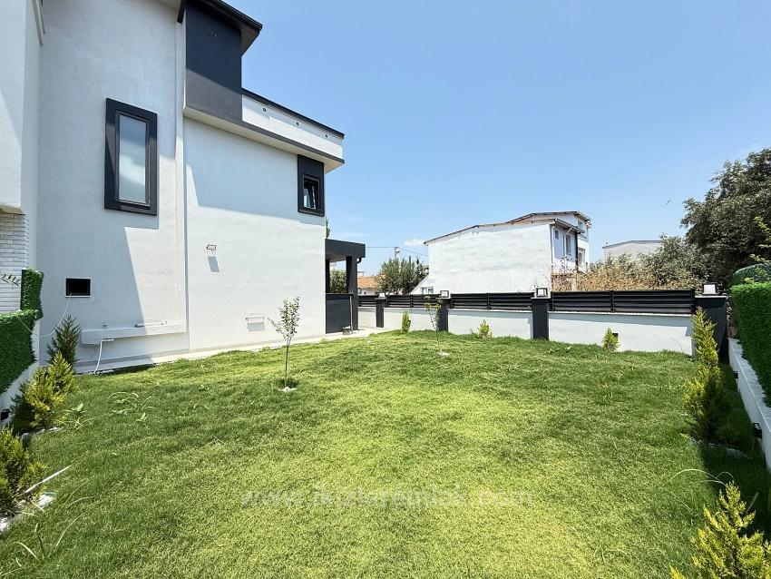 Freistehende Villa Mit 3+1 Schlafzimmern Und Brandneuem Garten In Seferihisar Doğanbey Zu Verkaufen
