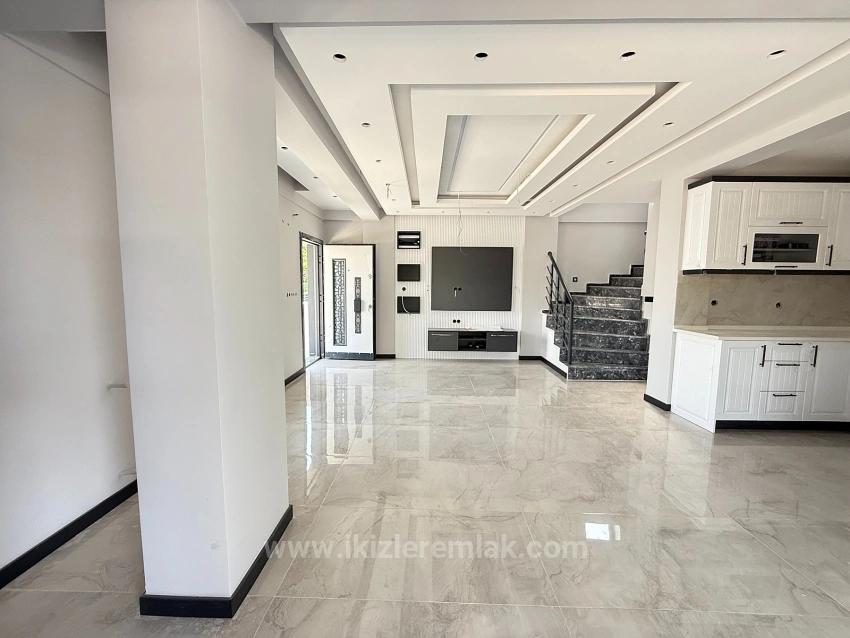 Freistehende Villa Mit 3+1 Schlafzimmern Und Brandneuem Garten In Seferihisar Doğanbey Zu Verkaufen