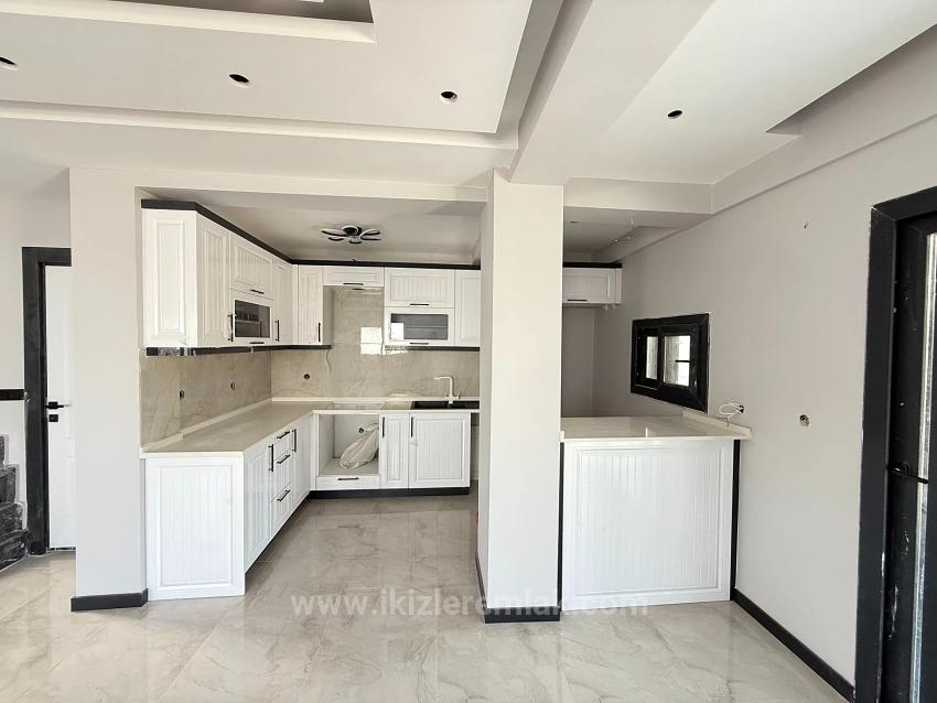 Freistehende Villa Mit 3+1 Schlafzimmern Und Brandneuem Garten In Seferihisar Doğanbey Zu Verkaufen