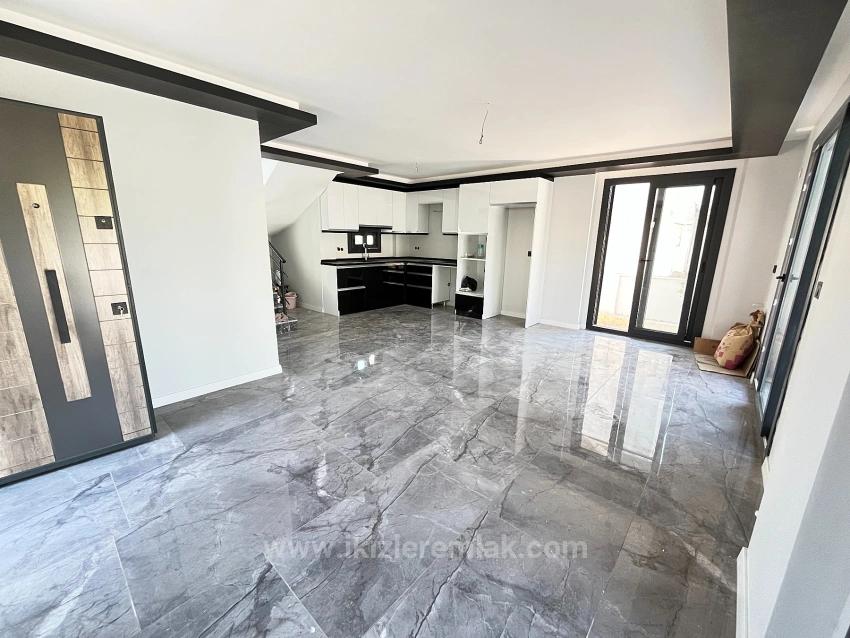 Freistehende Villa Mit 3 Schlafzimmern Und Einem Zusätzlichen Zimmer (Elternschlafzimmer) Auf Einem 390 M² Großen Garten In Seferihisar Doganbey Zu Verkaufen