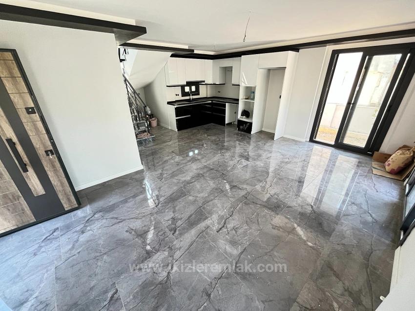 Freistehende Villa Mit 3 Schlafzimmern Und Einem Zusätzlichen Zimmer (Elternschlafzimmer) Auf Einem 390 M² Großen Garten In Seferihisar Doganbey Zu Verkaufen