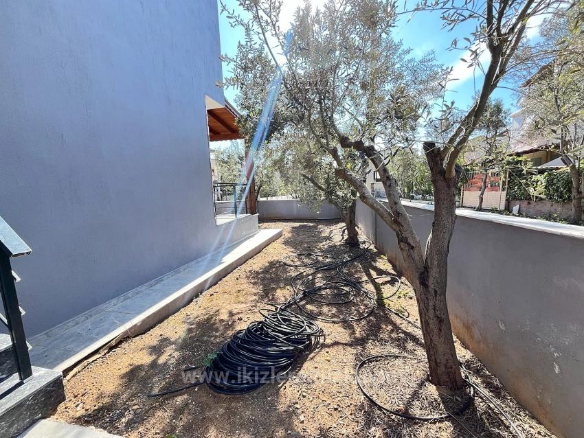 Brandneue, Freistehende 3+1-Zimmer-Villa Mit Großem Garten In Seferihisar Doğanbey Zu Verkaufen