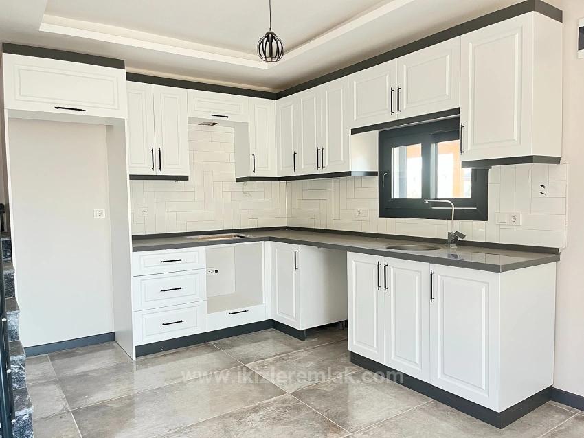 Brandneue, Freistehende 3+1-Zimmer-Villa Mit Großem Garten In Seferihisar Doğanbey Zu Verkaufen