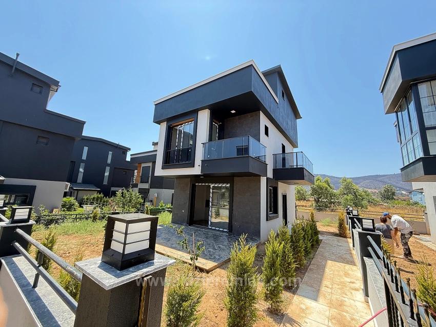 2+1-Zimmer Einfamilienhaus Zu Verkaufen in Cumhuriyet Bz. Seferihisar Doğanbey - 190 m²