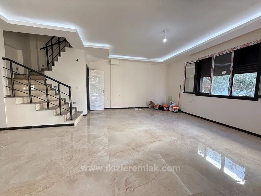 3+1 Villa Mit Brandneuem Garten In Seferihisar Doğanbey, In Meeresnähe, Zu Verkaufen