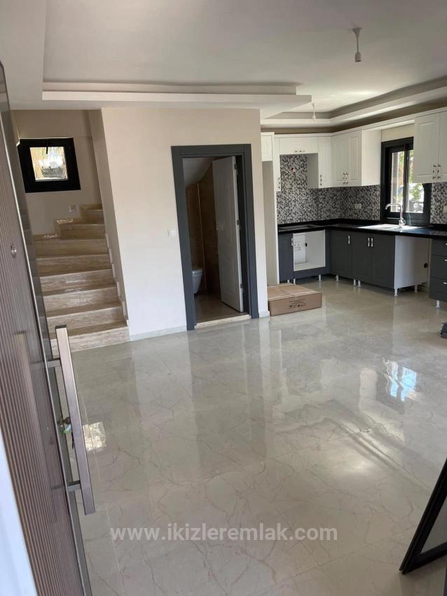 Luxuriöse Und Komfortable Duplex-Villa Am Meer In Seferihisar Ürkmez Zu Verkaufen