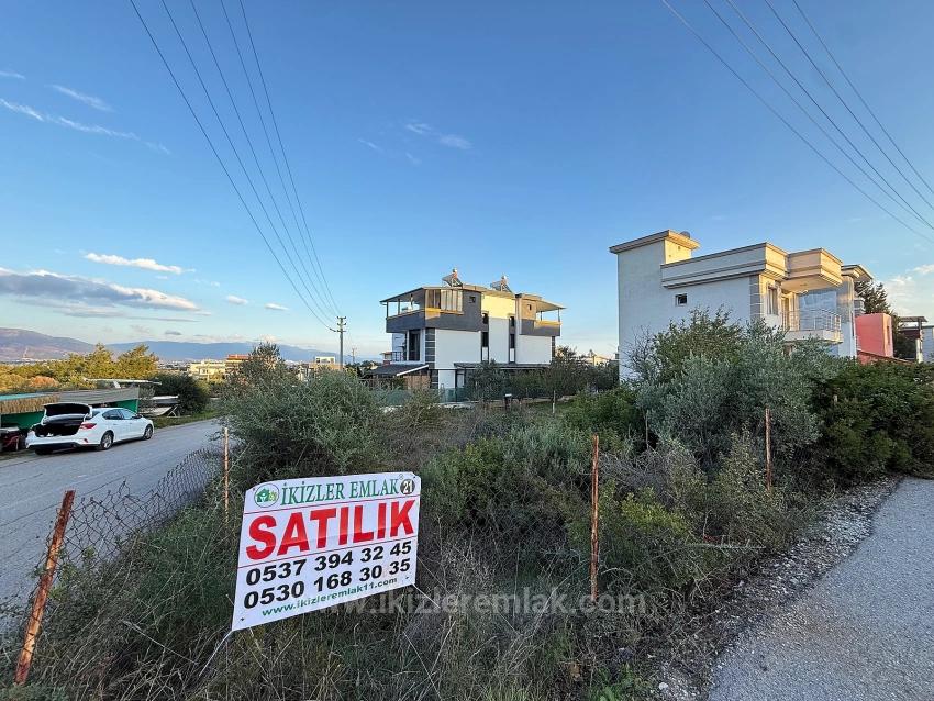 285 Quadratmeter Großes Eckgrundstück Mit Baugenehmigung In Seferihisar Doğanbey Zu Verkaufen