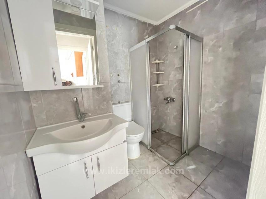 Großzügige 2+1-Zimmer-Wohnung Im Mittleren Stockwerk Im Zentrum Von Ürkmez, In Meeresnähe, Zu Verkaufen.