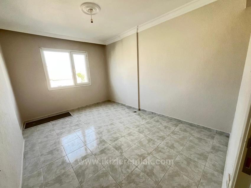 Großzügige 2+1-Zimmer-Wohnung Im Mittleren Stockwerk Im Zentrum Von Ürkmez, In Meeresnähe, Zu Verkaufen.