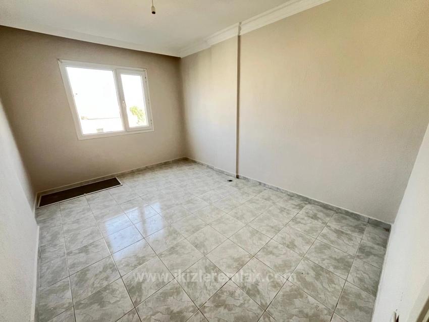 Großzügige 2+1-Zimmer-Wohnung Im Mittleren Stockwerk Im Zentrum Von Ürkmez, In Meeresnähe, Zu Verkaufen.