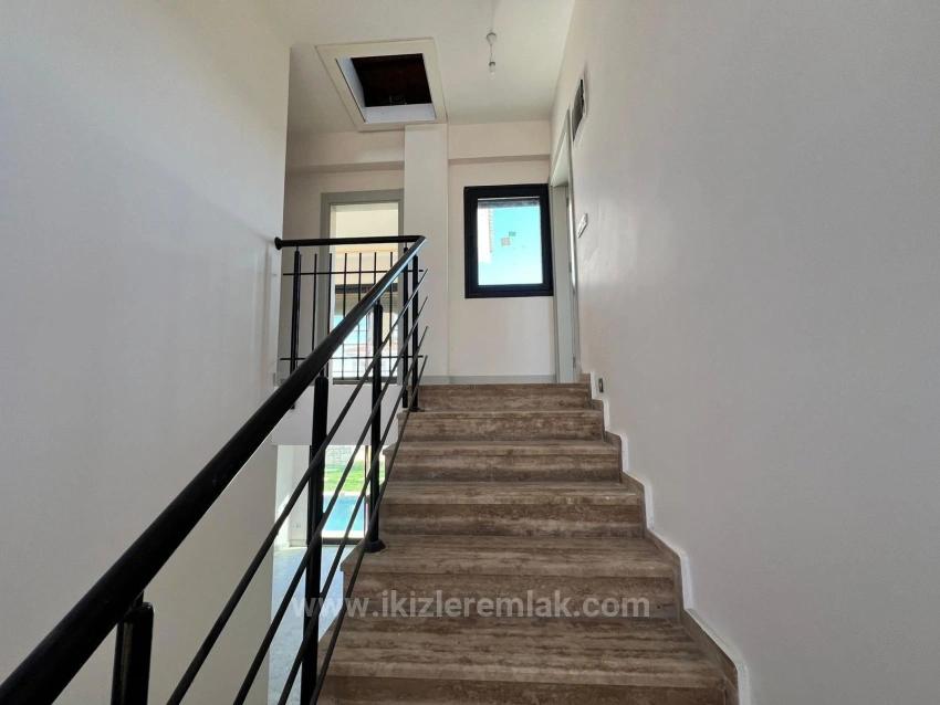 4+1 Villa Mit Privatem Pool Und Luxuriösem Kamin In Seferihisar, Akarca Zu Verkaufen