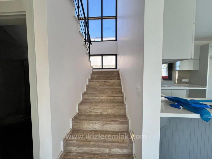 4+1 Villa Mit Privatem Pool Und Luxuriösem Kamin In Seferihisar, Akarca Zu Verkaufen