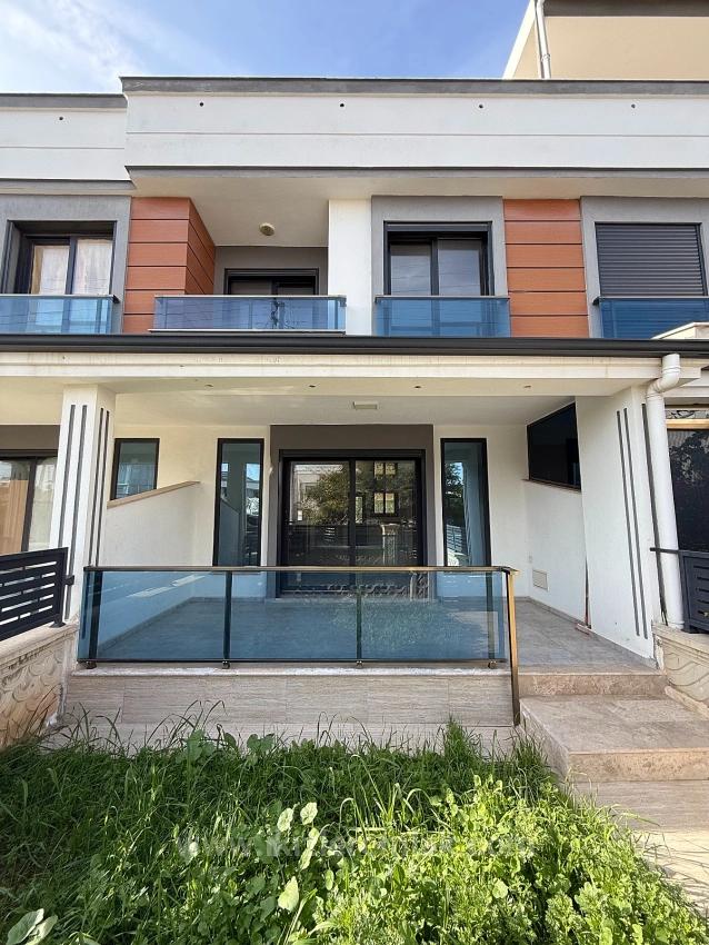 Brandneue 3+1-Maisonette-Villa/Sommerhaus Zum Verkauf In Doğanbey, Seferihisar.