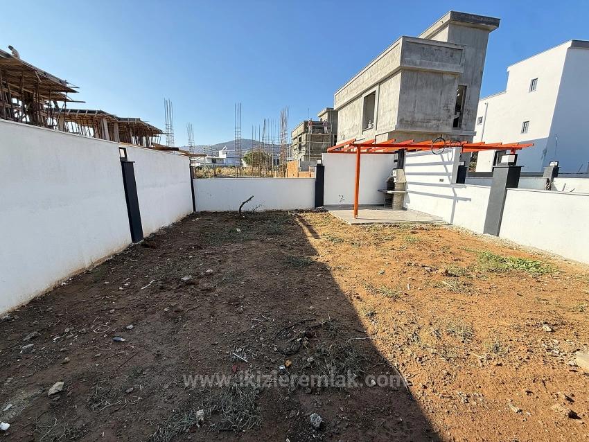 Brandneues 2+1-Maisonette-Sommerhaus Mit Garten In Doğanbey, Seferihisar Zu Verkaufen.