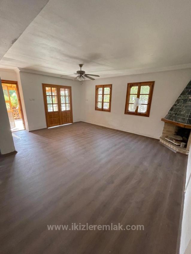 3+1 Maisonette-Villa Mit Garten In Seferihisar Ürkmez, Direkt Am Meer Zu Verkaufen.