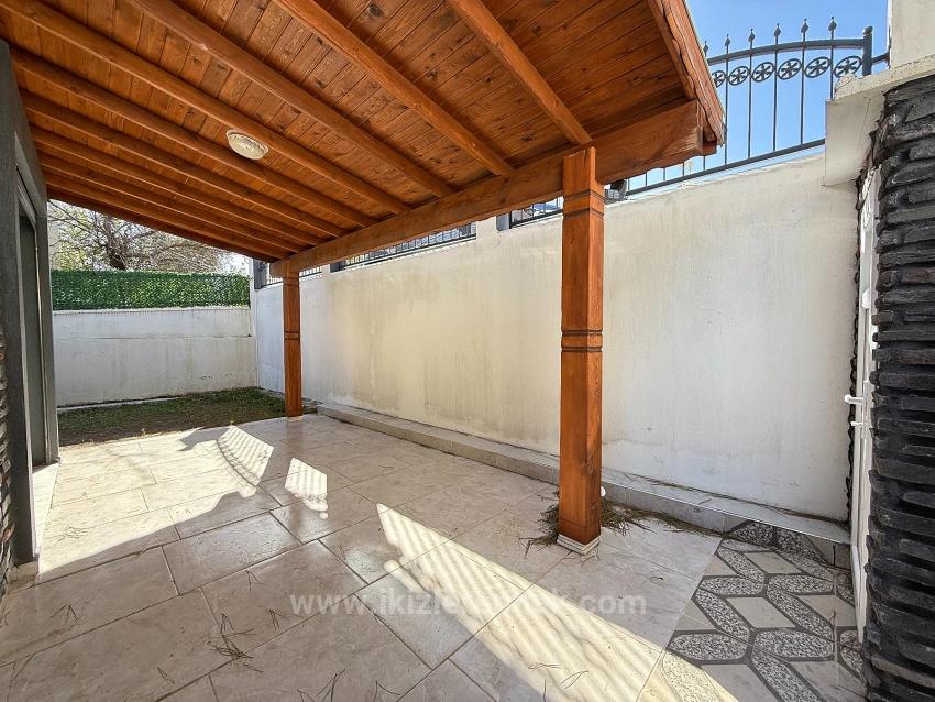 Brandneue, Geräumige Freistehende Villa Mit 4 Schlafzimmern Und Einem Zusätzlichen Zimmer In Doğanbey, Seferihisar, Zu Verkaufen.