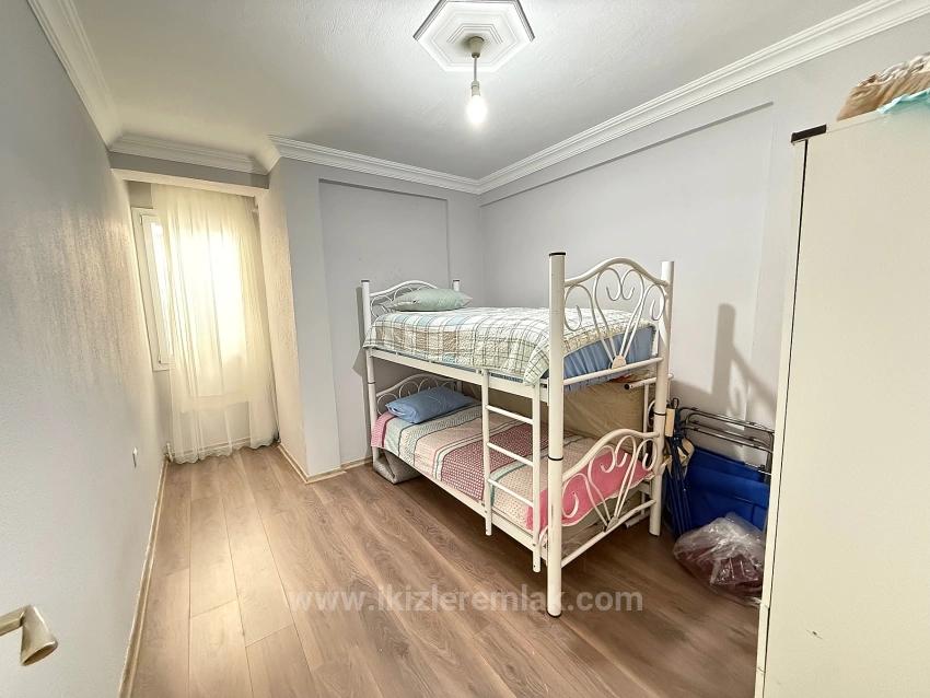 2 + 1 Zwischengeschoss, Separate Küche, 90 M² Große Wohnung Im Zentrum Von Seferihisar Ürkmez