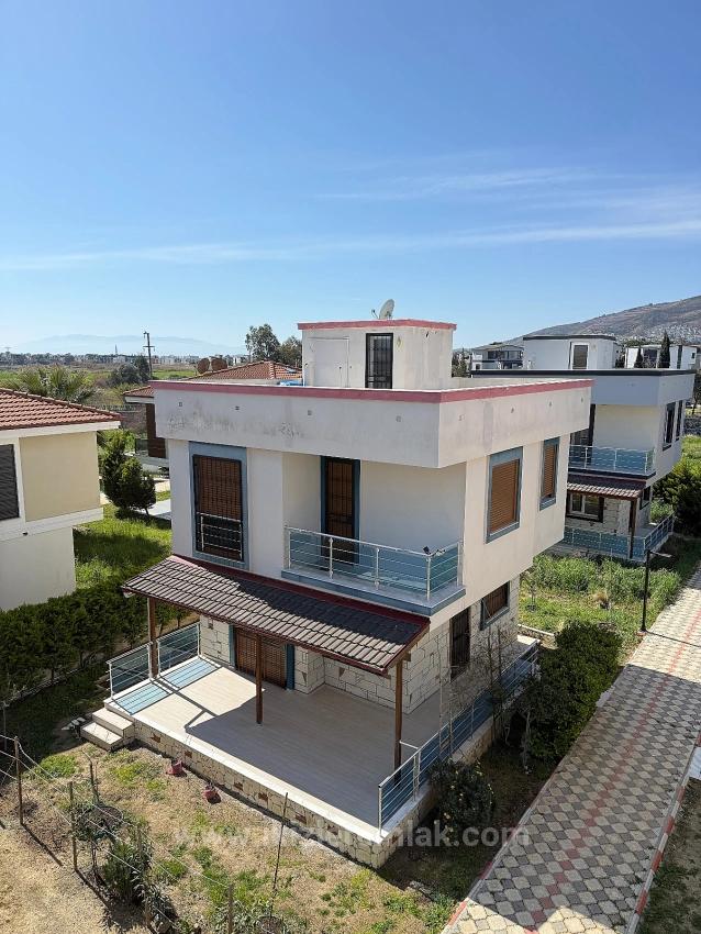 In Seferihisar Doğanbey Zu Verkaufen: Einzelnes, Unabhängiges, Großes, Gartenumschlossenes 3+1 Villenhaus