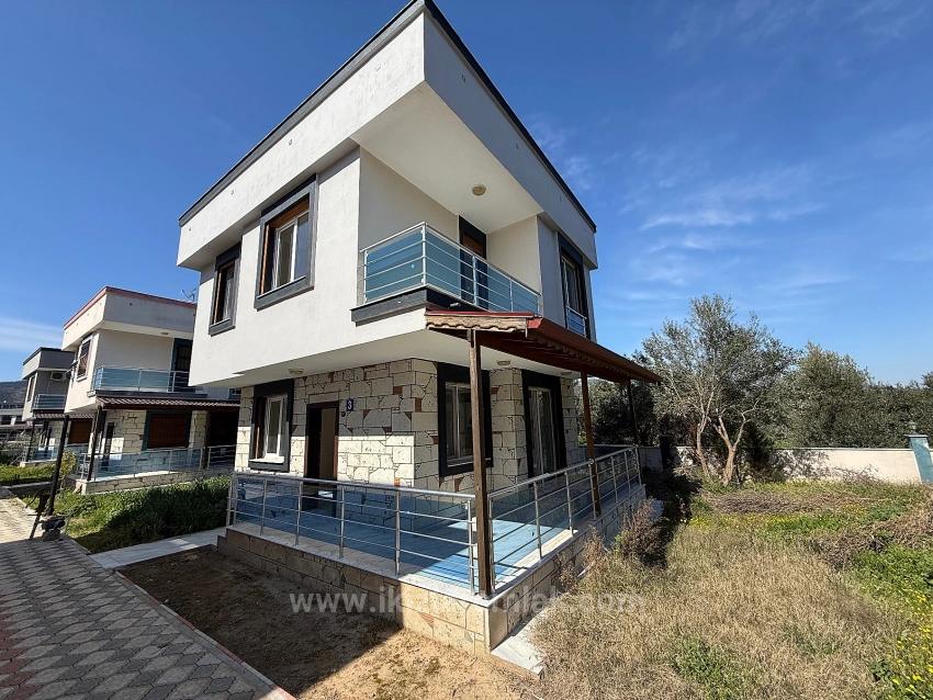 In Seferihisar Doğanbey Zu Verkaufen: Einzelnes, Unabhängiges, Großes, Gartenumschlossenes 3+1 Villenhaus