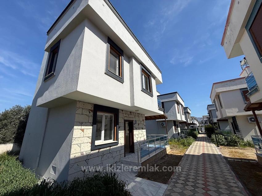 In Seferihisar Doğanbey Zu Verkaufen: Einzelnes, Unabhängiges, Großes, Gartenumschlossenes 3+1 Villenhaus