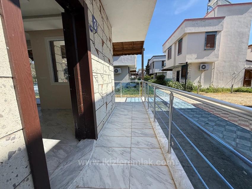 In Seferihisar Doğanbey Zu Verkaufen: Einzelnes, Unabhängiges, Großes, Gartenumschlossenes 3+1 Villenhaus