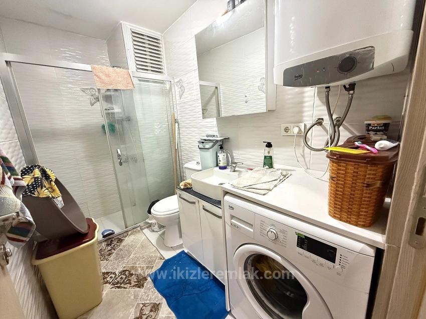 2+1 Wohnung Zum Verkauf Im Mittleren Stockwerk Im Zentrum Von Ürkmez, Seferihisar