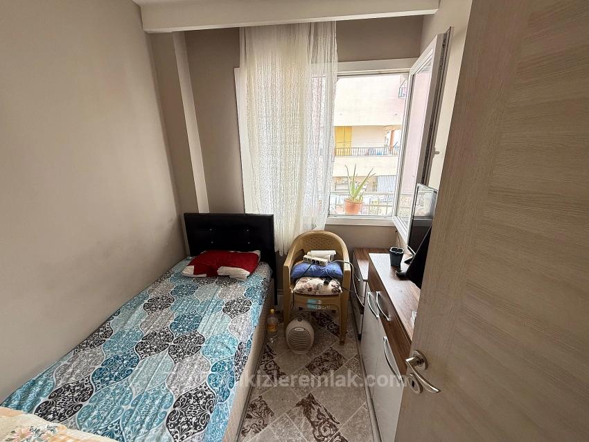 2+1 Wohnung Zum Verkauf Im Mittleren Stockwerk Im Zentrum Von Ürkmez, Seferihisar