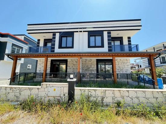 Brandneue 3+1-zimmer-villa Mit Großzügigem Garten In Meeresnähe In Doğanbey, Seferihisar Zu Verkaufen