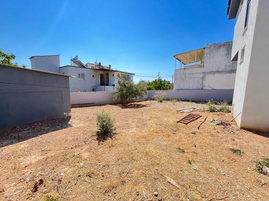 Freistehende Villa Mit 3 Schlafzimmern Und Einem Zusätzlichen Zimmer (elternschlafzimmer) Auf Einem 390 M² Großen Garten In Seferihisar Doganbey Zu Verkaufen