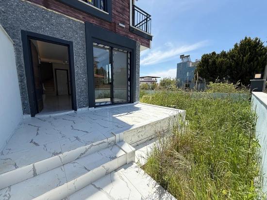 2+1-Maisonette-Sommerhaus Mit Großem Garten Und Meerblick In Seferihisar Doğanbey Zu Verkaufen
