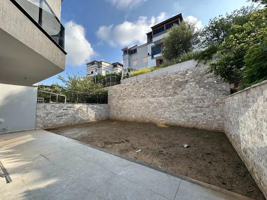 2+1 Brandneue Maisonette-villa Mit Garten Zum Verkauf Im Zentrum Von Seferihisar Ürkmez