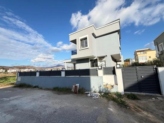 3+1 Maisonette-Villa Mit Neuem Garten Zum Verkauf In Seferihisar Doğanbey