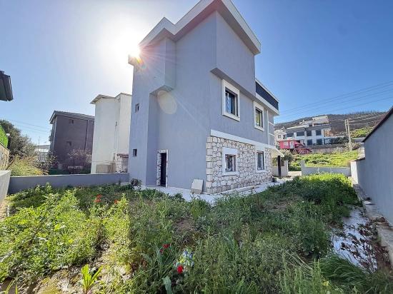 Freistehende 3+1-villa Mit Garten Zum Verkauf In Doğanbey, Seferihisar