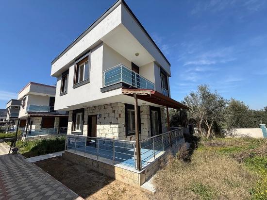 Freistehende 3+1-Villa Mit Großem Garten Zum Verkauf In Seferihisar Doğanbey