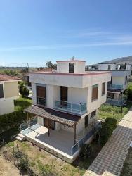 Freistehende 3+1-Villa Mit Großem Garten Zum Verkauf In Seferihisar Doğanbey