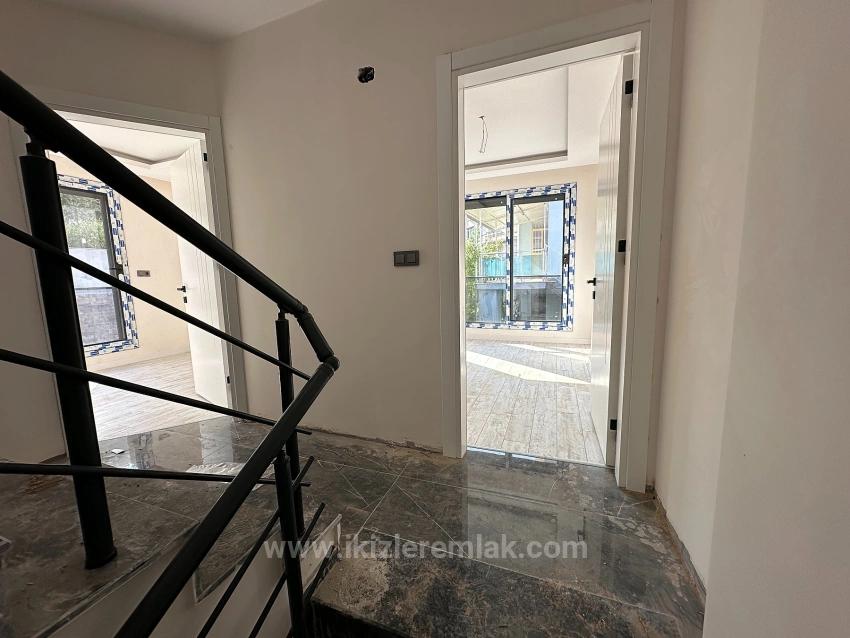 3+1 Duplex Villa With New Garden For Sale In Seferihisar Ürkmez Center