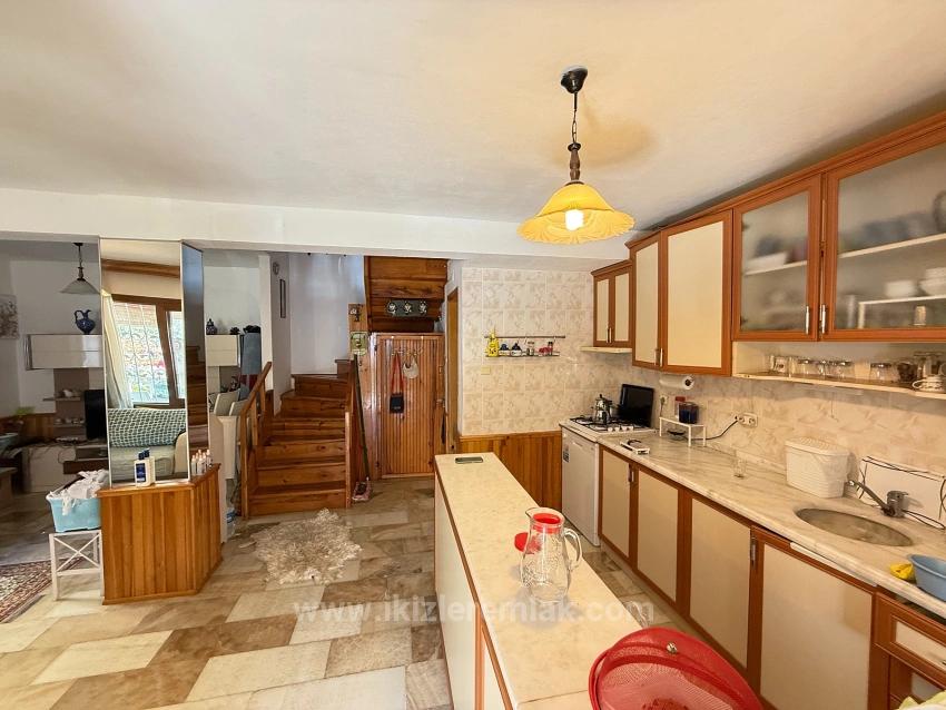 3+1 Villa With Garden For Sale By The Sea In Seferihisar Ürkmez