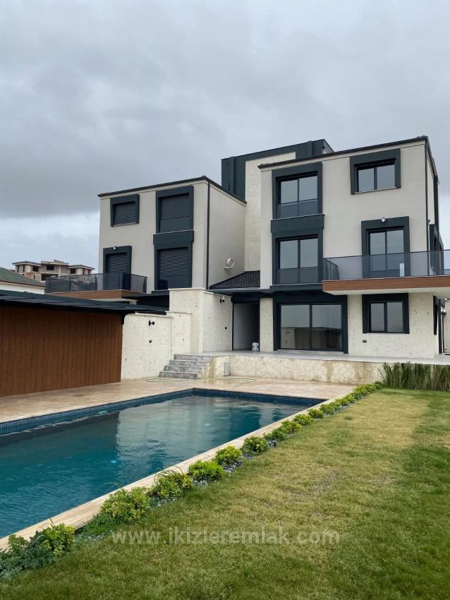 4+2 Bedroom Detached House For Sale in Düzce Nbh. Seferihisar - 750 m²