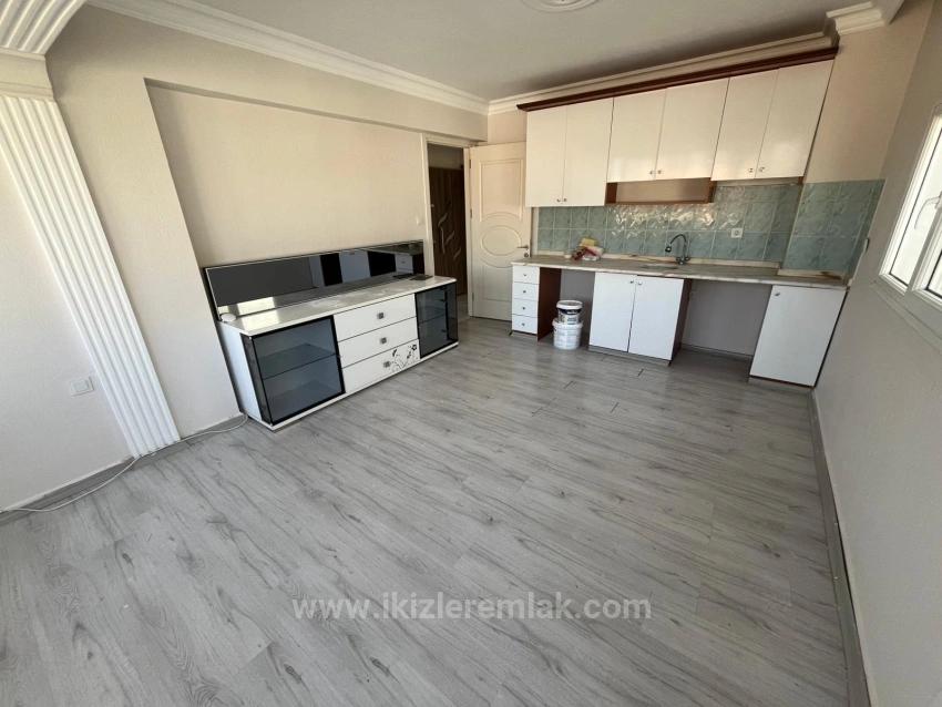 Large 2+1 Middle Floor Apartment For Sale In Ürkmez Center, Close To The Sea